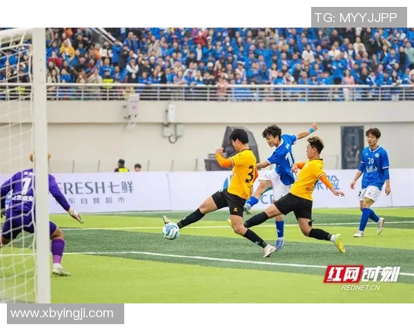 众人目光聚焦足球明星瞬间展现的激情与魅力